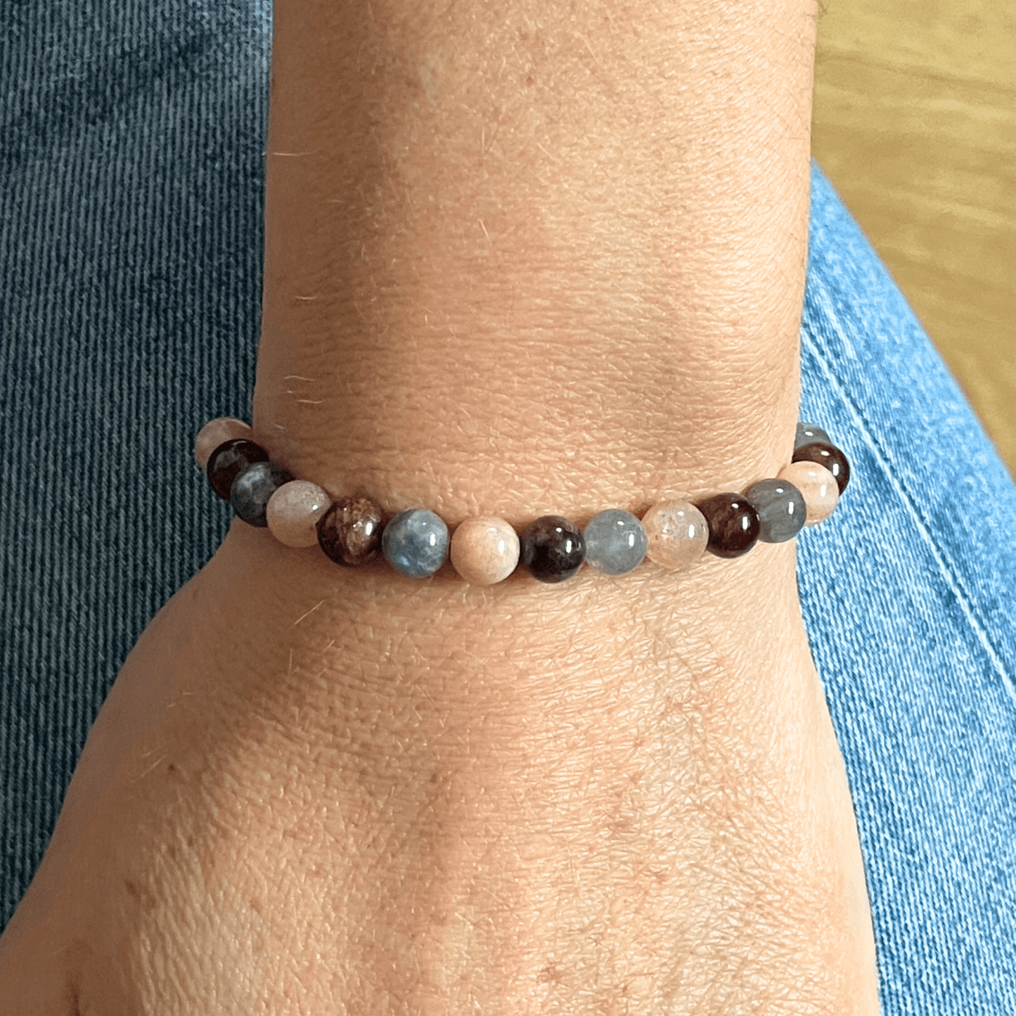 Bracelet en pierres naturelles sur cordon ajustable, porté au poignet
