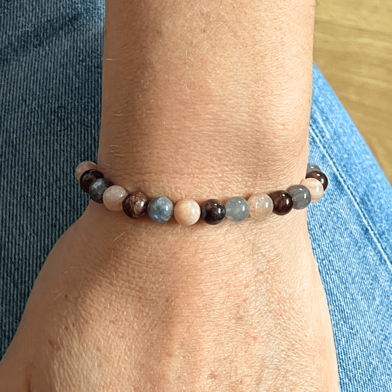 Bracelet en pierres naturelles sur cordon ajustable, porté au poignet