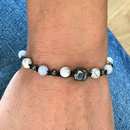 Bracelet Aigue Marine Howlite Hématite porté au poignet, cordon ajustable et pierres naturelles