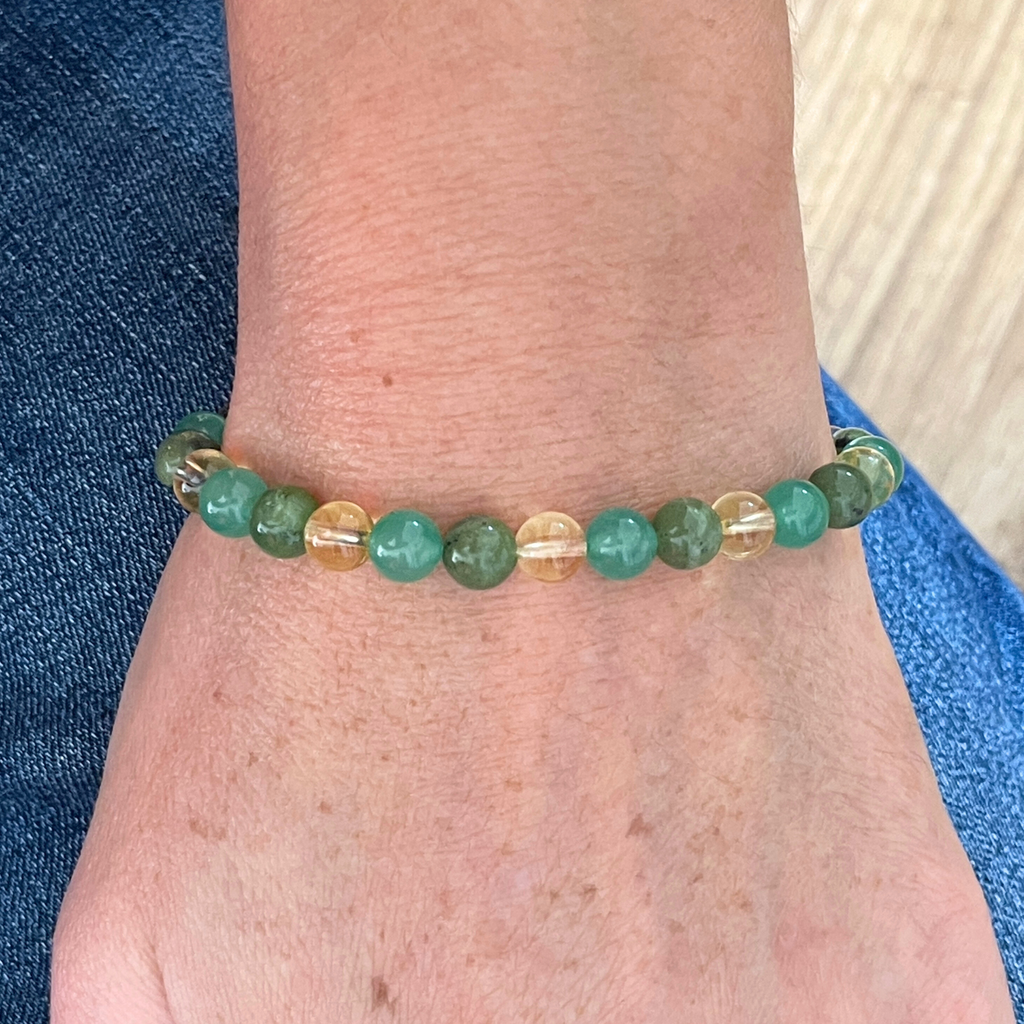 Bracelet Jade, Citrine et Aventurine porté au poignet, bijou de bien-être en pierres naturelles