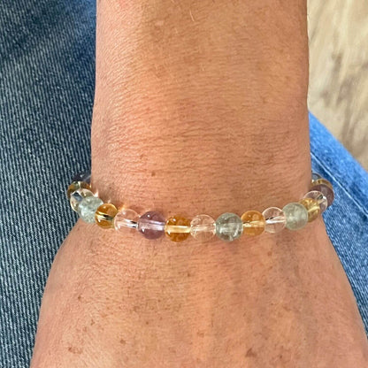 Bracelet enfant “Petit Génie” porté au poignet – Fluorite, Citrine et Cristal de Roche 6 mm sur fil élastique