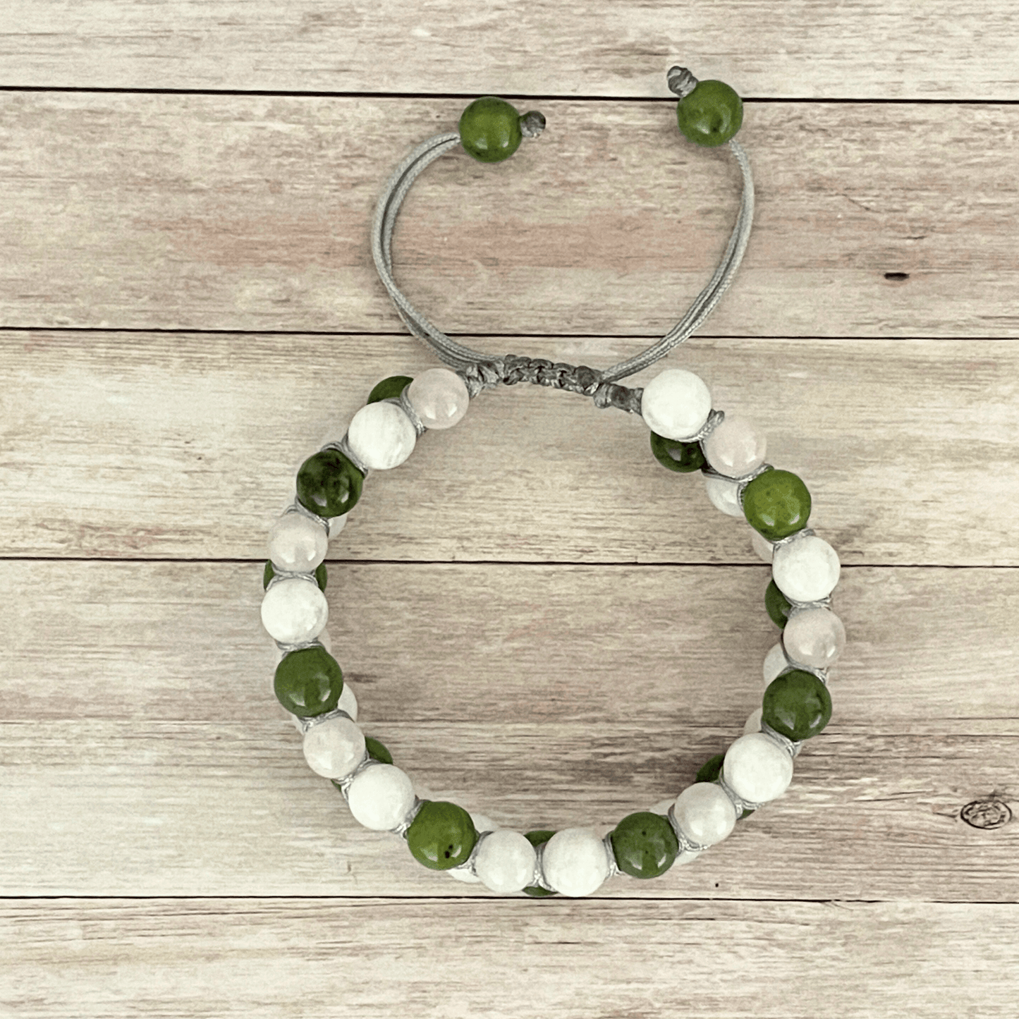 Vue de dessus d’un bracelet personnalisable double rangée en pierres naturelles sur cordon ajustable