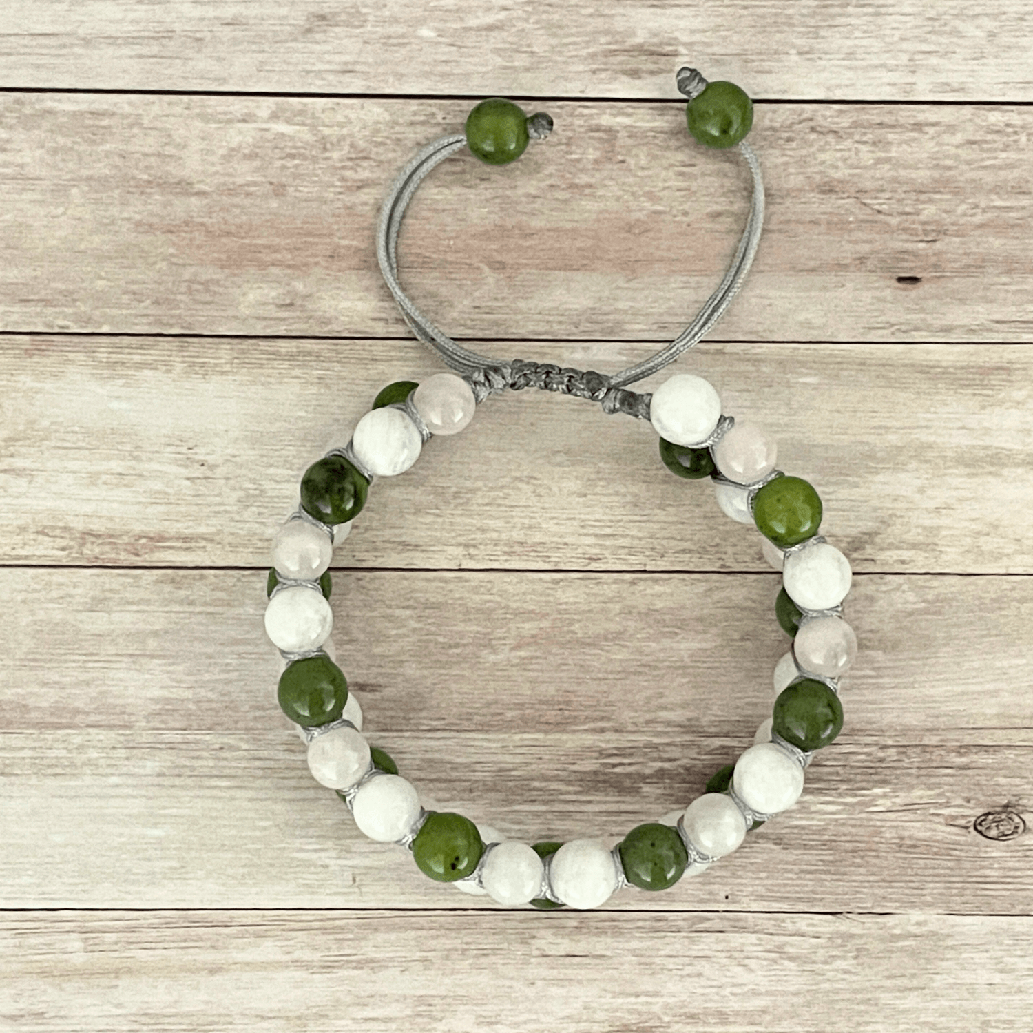 Vue de dessus d’un bracelet personnalisable double rangée en pierres naturelles sur cordon ajustable