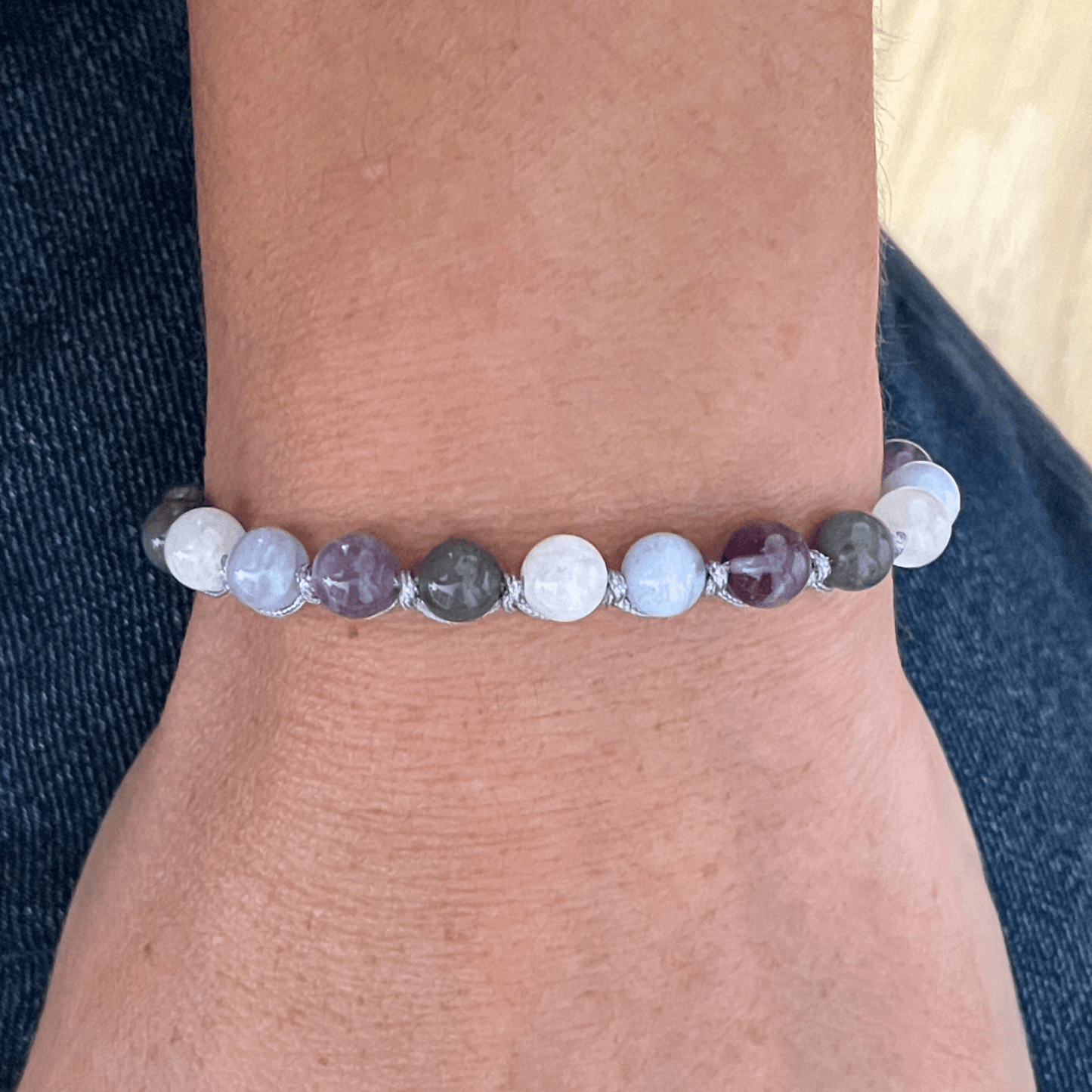 Bracelet en pierres naturelles sur cordon ajustable, composition personnalisable, réalisé sur mesure