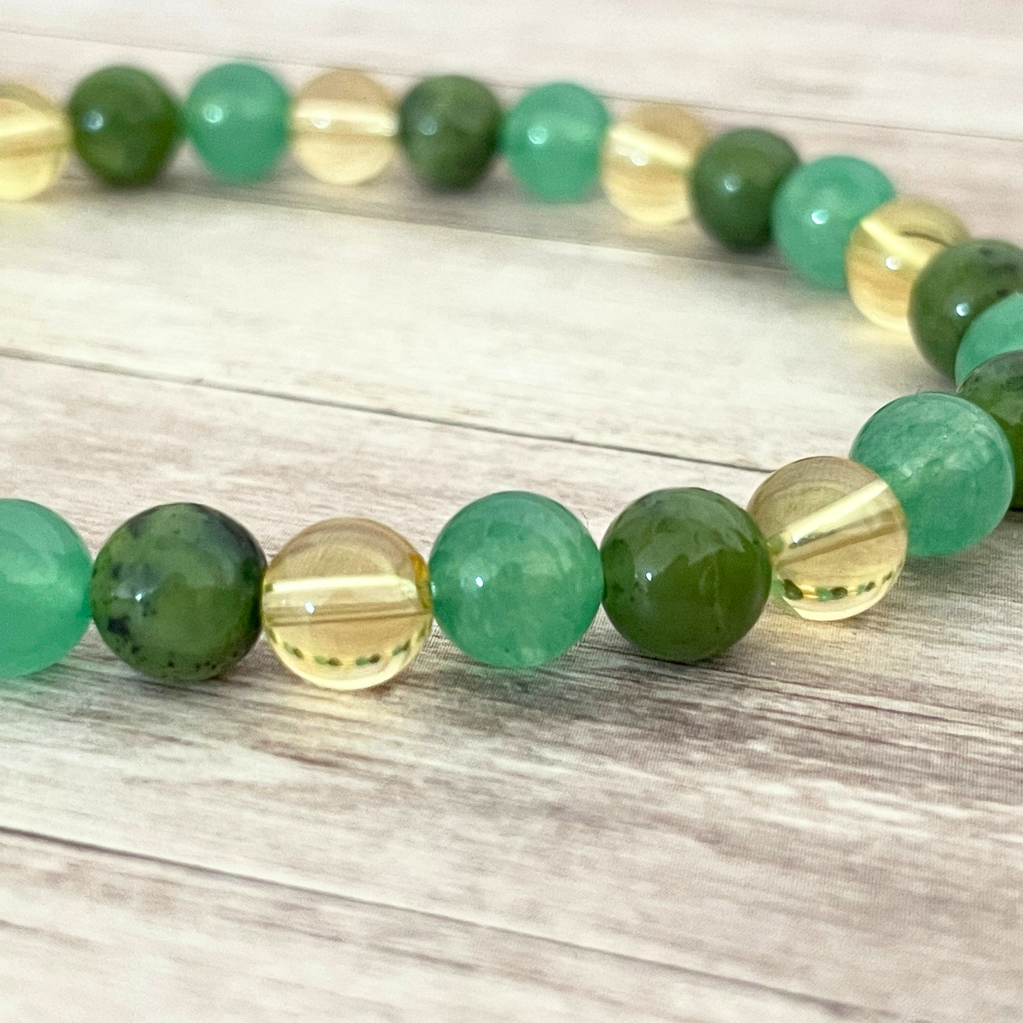Gros plan sur les perles de Jade, Citrine et Aventurine, bracelet énergétique fait main