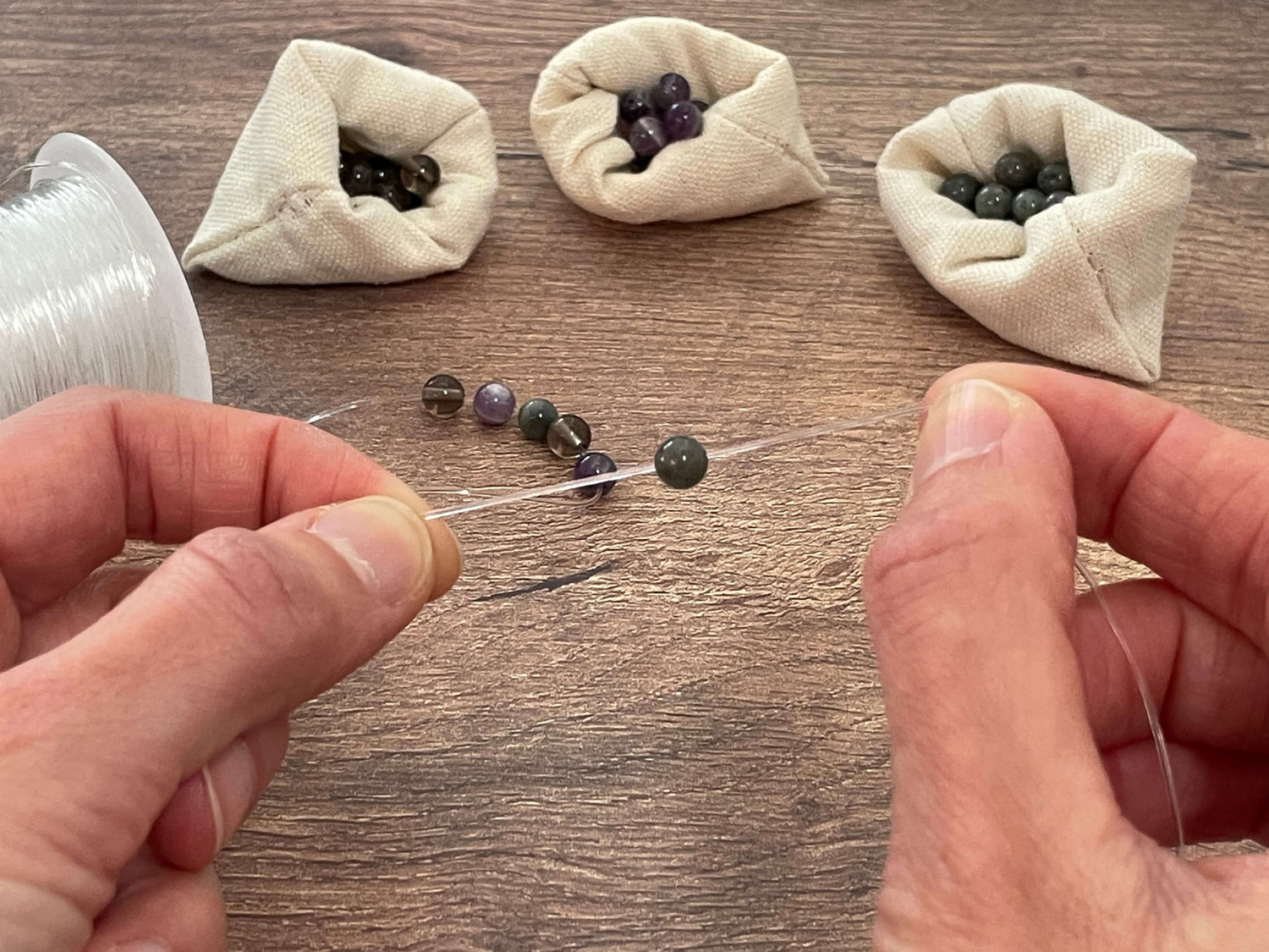 Fil élastique de 0,8mm de diamètre utilisé pour la création de nos bracelets en pierres naturelles.