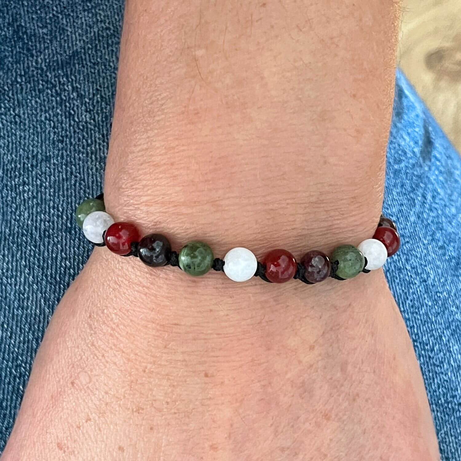 Bracelet projet bébé porté au poignet, bijou en pierres naturelles pour désir de grossesse.