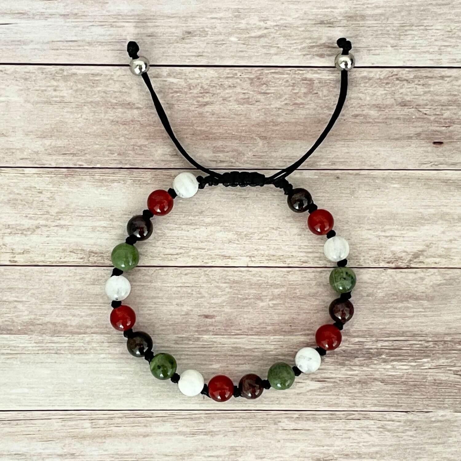 Vue de dessus du bracelet bien-être féminin en Pierre de Lune, Cornaline, Aventurine et Labradorite, pierres naturelles 6 mm